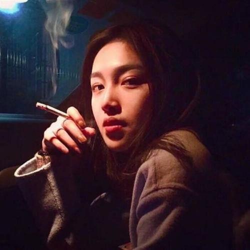 抽烟图片伤感,烟草的忧伤与人生的沉思