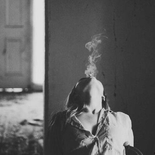 抽烟图片伤感,烟草的忧伤与人生的沉思